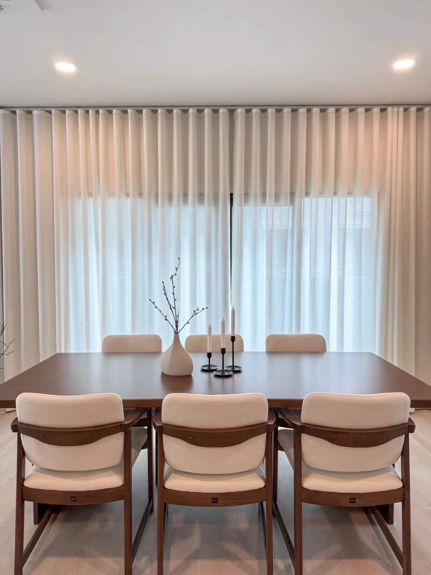 Instalación y colgado final de cortinas con sistema de pliegue Ripplefold hechas a la medida.